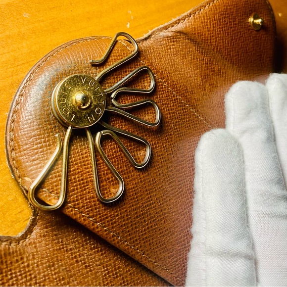 EUC Louis Vuitton Monogram 6 Key Holder Oval Case - Picture 13 of 16